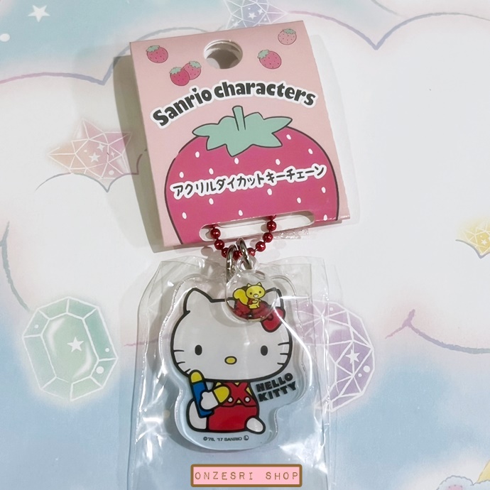 พวงกุญแจ Sanrio Acrylic ลาย Hello Kitty ชุดแดงถือดินสอ เป็นอะคริลิคใส เป็นตัวห้อยใหญ่กับตัวห้อยเล็กด้านบน ขนาด 4 x 4 ซม. โดยประมาณ (วัดไม่รวมสาย)