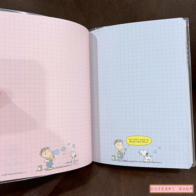 สมุด 2026 Schedule Book เล่มกลาง B6 ลาย Snoopy Music สีพีชเทา ลายทอง ขนาด 13.2 x 18.8 x 0.6 ซม. (64 หน้า) มีให้จดตั้งแต่เดือน 10/2025 - 12/2026 เป็นปฎิทินแบบ monthly