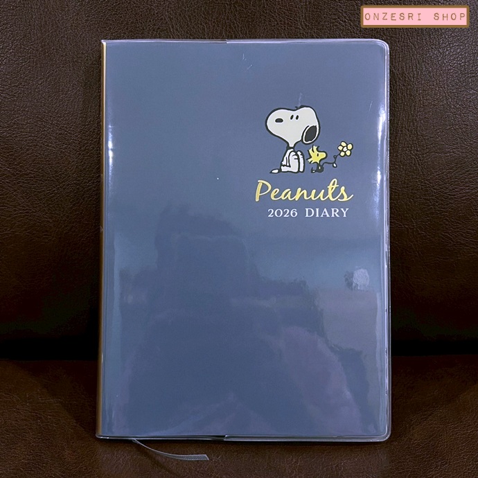 สมุด 2026 Schedule Book เล่มหนา B6 ลาย Snoopy Peanuts สีน้ำเงินเข้ม ขนาด 13.5 x 18.7 x 1.3 ซม. (192 หน้า) มีให้จดตั้งแต่เดือน 10/2025 - 3/2027 เป็นปฎิทินแบบ monthly & weekly แบบช่องยาว มี sticker