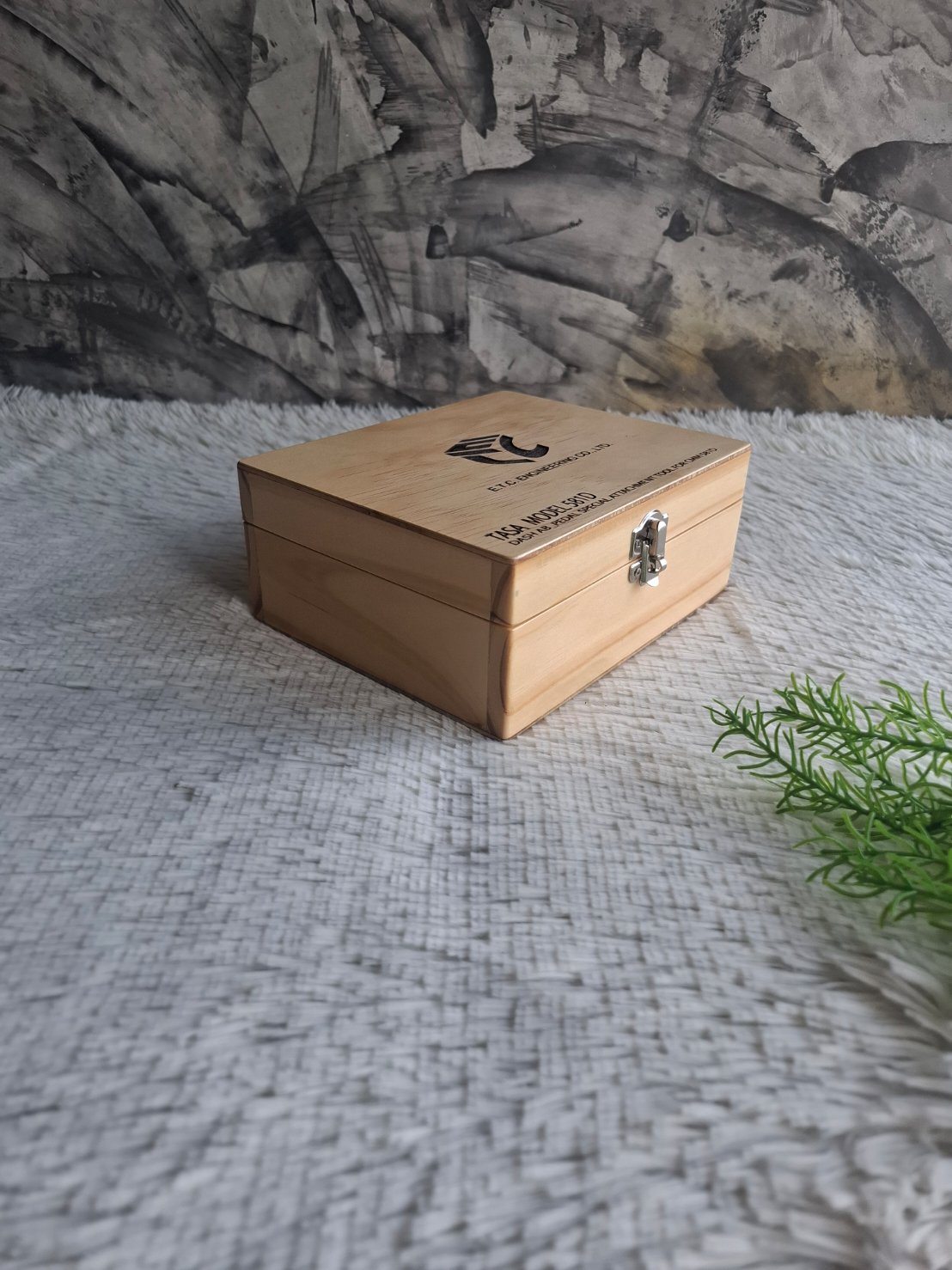 กล่องไม้สนฝาล็อค