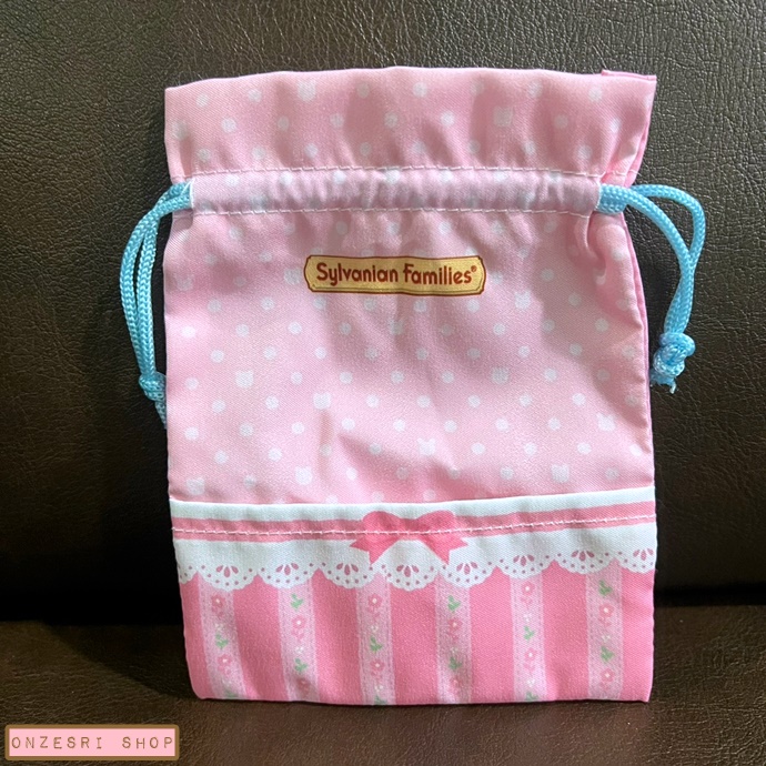 กระเป๋า Sylvanian Families Outing Pouch & Tote Bag แบบ Futon (Pink) ทำจากผ้า ขนาด 11 x 14.5 ซม. ตรงลายทำเป็นฉากเอาไว้เล่นกับตัวตุ๊กตาได้ มีช่องสำหรับใส่ตุ๊กตา