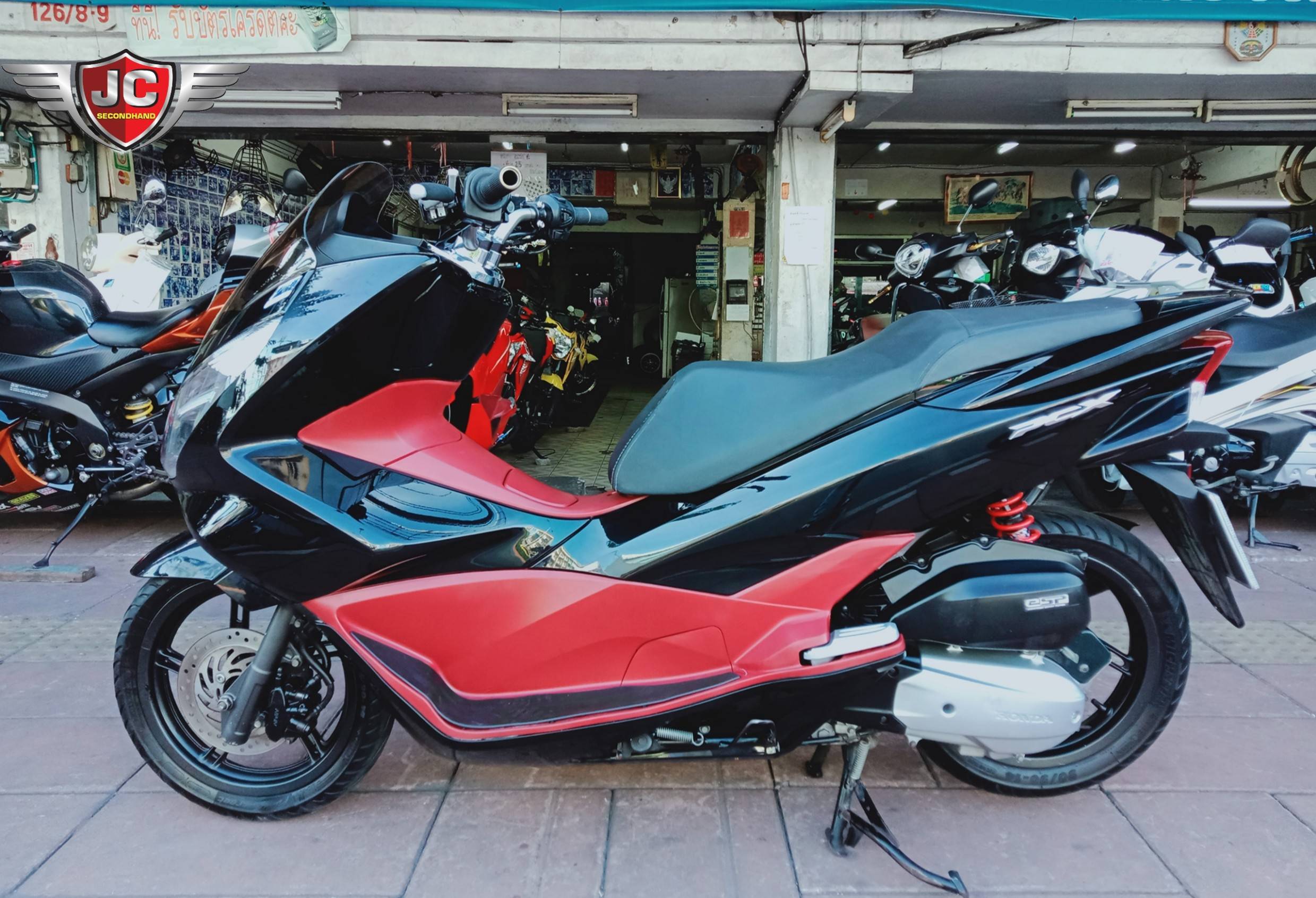 รถโคตรตลาดมาใหม่อีกคัน HONDA PCX150 Smart Key จดทะเบียนปลายปี59 คันนี้แต่งมาให้หมดแล้วไม่ใส่แต่ชักอย่างเดียว บอกเลยขี่สนุก ชุดสีแท้ทั้งคันแทบไม่มีตำหนิ