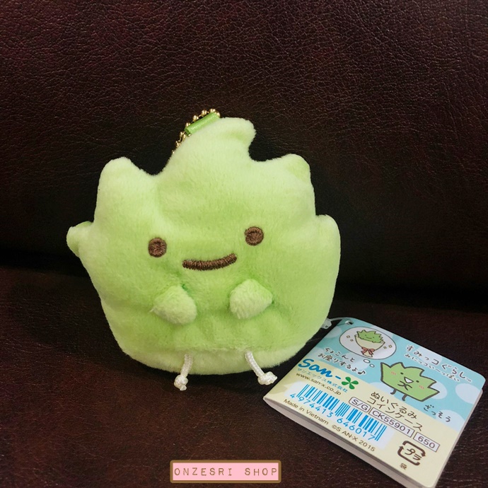 พวงกุญแจ Sumikko Gurashi Minikko Ippai ลายตัววัชพืชน้อย ด้านบนมีช่องซิปเล็ก ๆ ใส่เหรียญได้เล็กน้อย ขนาด 9 x 7.5 x 4 ซม.