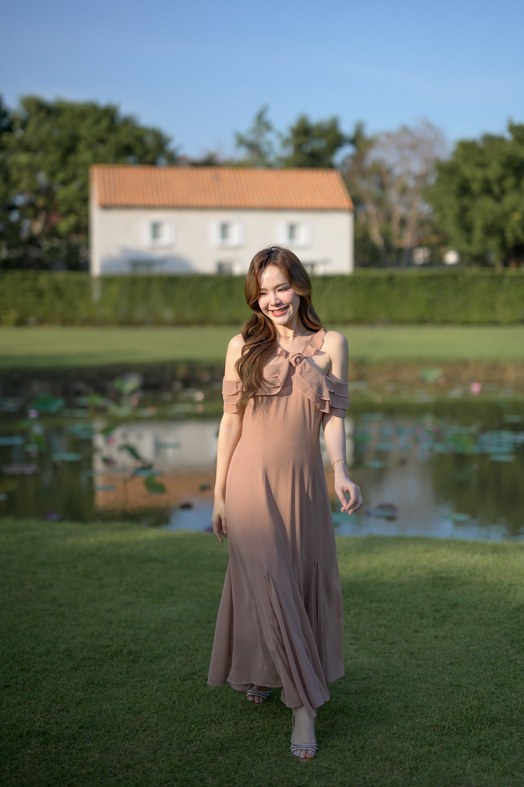 Fay Off-Shoulder Maxi Dress – Ovaltine สีโอวัลติน