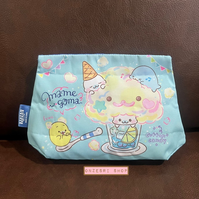 กระเป๋า San-X All Stars Sweets! Pouch Collection แบบ Mamegoma ทำจากผ้า มีตีนตุ๊กแกปิดเปิดกระเป๋า ขนาด ปากกระเป๋ายาว 16 ซม. ด้านล่างกว้าง 22 ซม. สูง 14 ซม.