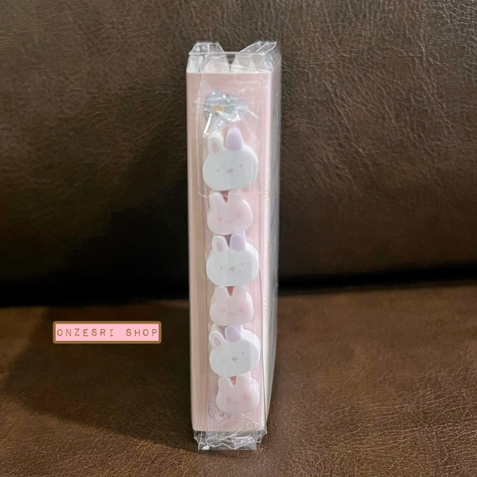 Memo แบบเล่มลาย Sumikko Gurashi Rabbit's Mysterious Charm สีชมพู มียางลบเล็ก 6 ก้อน ขนาด 9 x 7 x 1.8 ซม. กระดาษมี 6 ลาย รวม 120 แผ่น