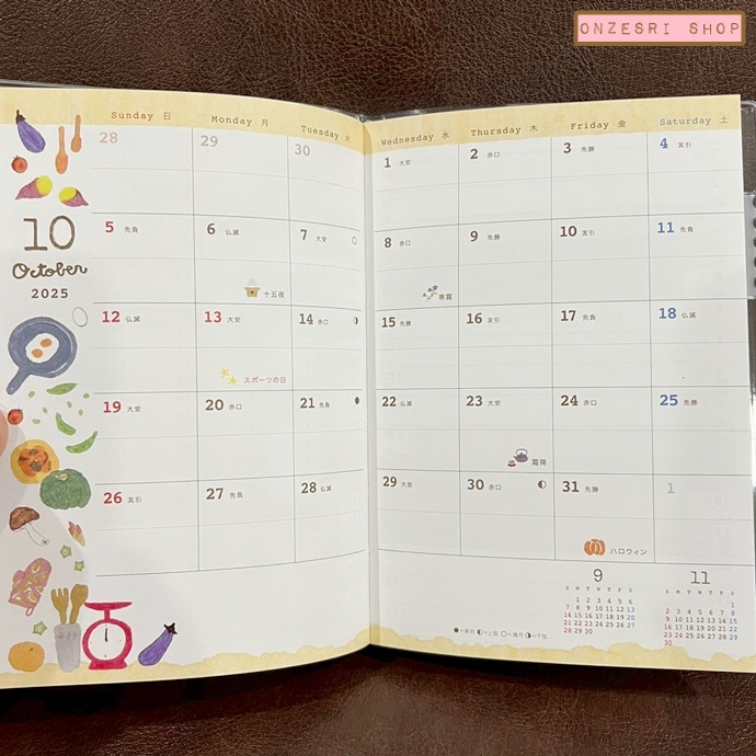 สมุด 2026 Schedule Book Family Diary เล่ม A6 ลาย Sachiko Iwabuchi - Flowers ขนาด 10 x 14.5 ซม. (112 หน้า) มีให้จดตั้งแต่เดือน 10/2025 - 3/2027 เป็นปฎิทินแบบ monthly & daily ช่องยาว