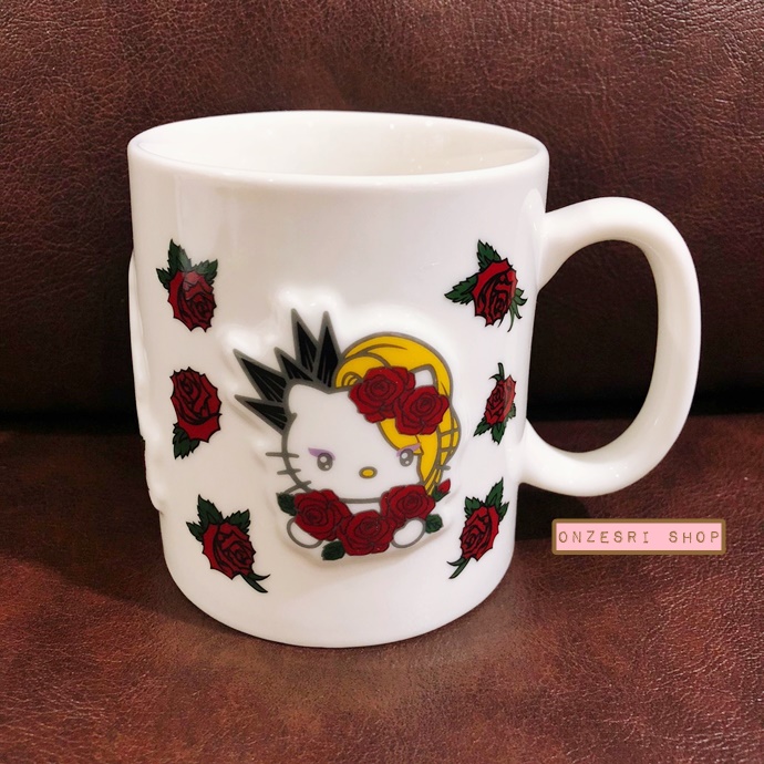 แก้วเซรามิค Yoshikitty Mug (Limited) สีขาว ขนาด 9 x 9 ซม. ตรงลายทำเป็นนูน ๆ น่ารักมาก ไม่มีวางขายทั่วไป เป็นแบบต้องลุ้นกับทางหน้าร้าน Sanrio ที่ญี่ปุ่นเท่านั้น