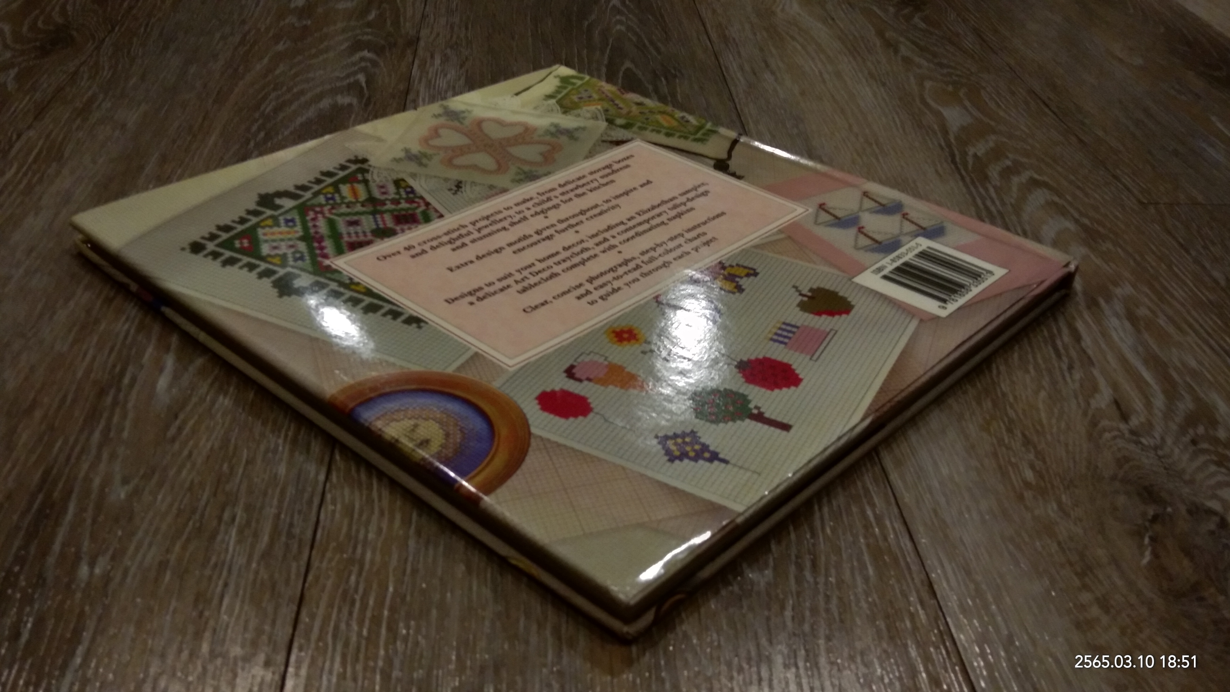 THE NEEDLEWORKER 'S COLLECTION : DESIGNS IN CROSS STITCH