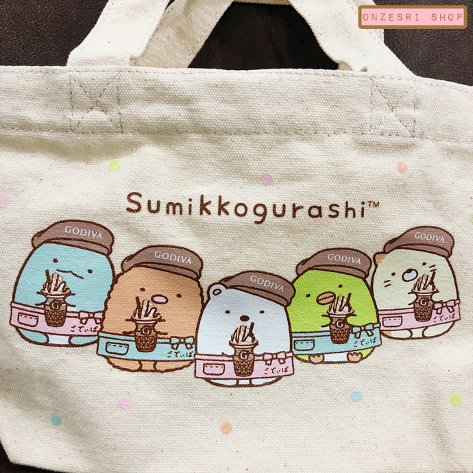 กระเป๋าผ้าดิบ Sumikko Gurashi Godiva Mini Tote Bag (Limited) มีเฉพาะในอีเว้นต์ของร้านช็อกโกแลต Godiva ที่ญี่ปุ่นเท่านั้น ขนาด 27 x 16.5 x 9 ซม.