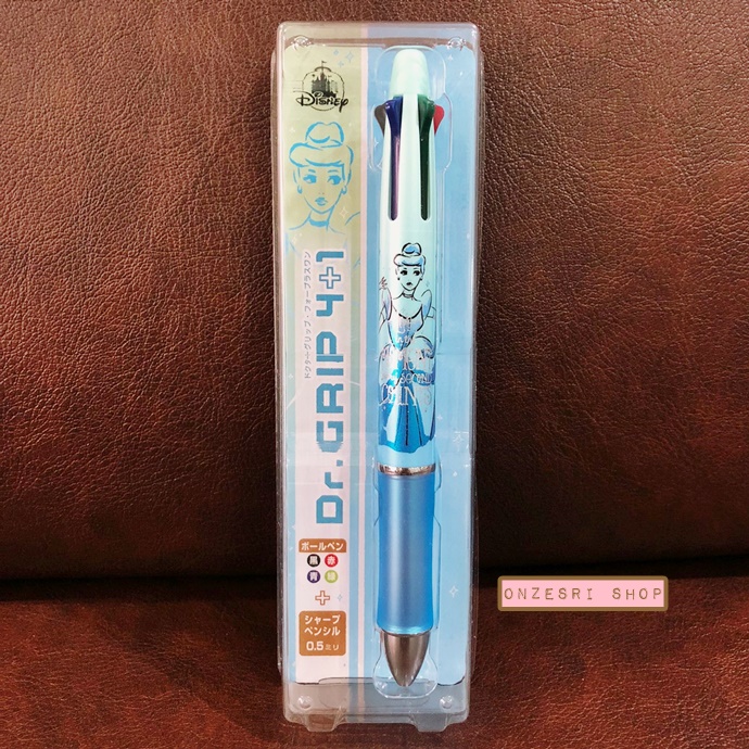 ปากกา Dr.Grip 4+1 ลาย Disney Glitter (Cinderella) เป็นปากกาหมึก 4 สี ดำ แดง เขียว น้ำเงิน และเป็นดินสอกดในแท่งเดียวกัน มีขายเฉพาะที่ Disney Store Japan เท่านั้น