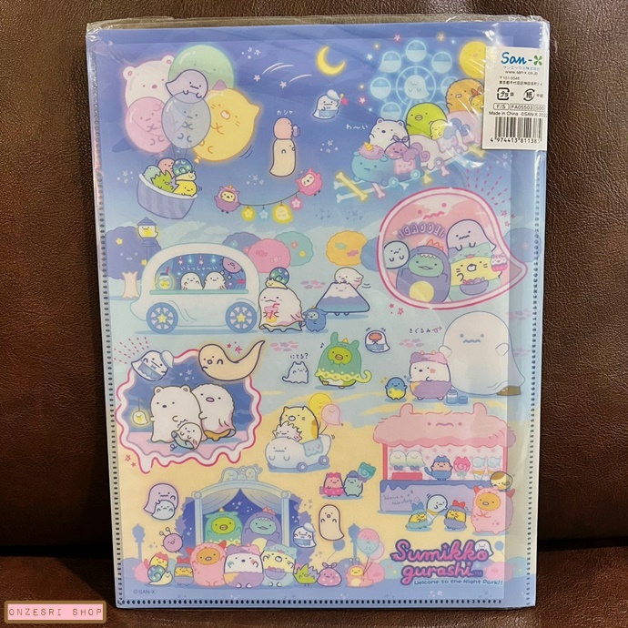 แฟ้ม A4 ลาย Sumikko Gurashi Welcome to the Night Park ลายชิงช้า ด้านในใส่เอกสารได้สองด้านซ้ายขวา เป็นแบบ pocket ใส่ได้ 10 ช่อง