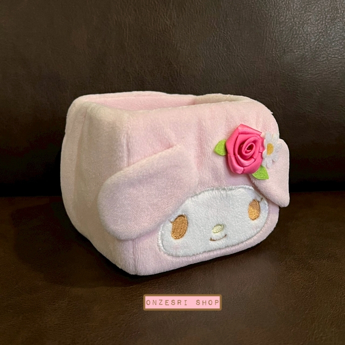 ที่ใส่ของ My Melody Rose ใส่ของเล็กน้อย เครื่องเขียน มือถือ ได้ ไม่มีขายทั่วไป เป็นแบบต้องลุ้นกับทางหน้าร้าน Sanrio ที่ญี่ปุ่นเท่านั้น ขนาด 10 x 9 x 9 ซม.