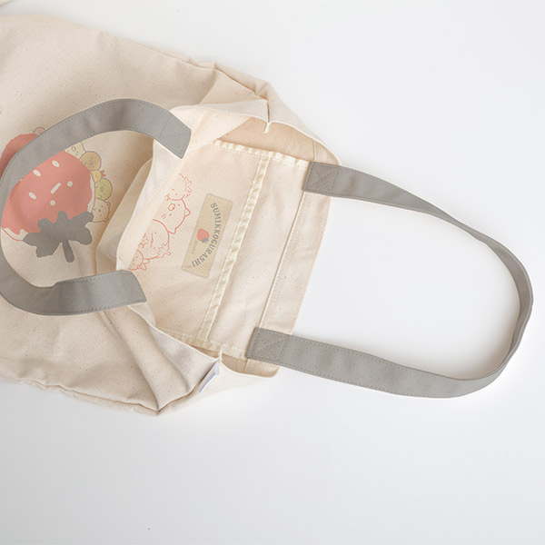 กระเป๋าสะพาย Sumikko Gurashi Strawberry Fair Tote Bag ขนาด 41 x 37 x 10 ซม.