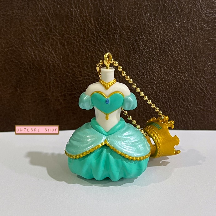 พวงกุญแจ Disney Costume Charms เป็นแบบเสื้อผ้าของเจ้าหญิงดิสนีย์ มาพร้อมมงกุฎ ตัวใหญ่ สูงประมาณ 5 ซม. มี 4 แบบให้เลือก