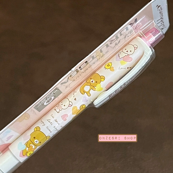 ดินสอกด Kurutoga ลาย Rilakkuma Happy Love ลายหัวใจ หัว 0.5 แบรนด์นี้ขึ้นชื่อด้านมีระบบเหลาไส้เองในตัวดินสอ ทำให้เวลาเขียนเส้นจะคมชัดตลอด