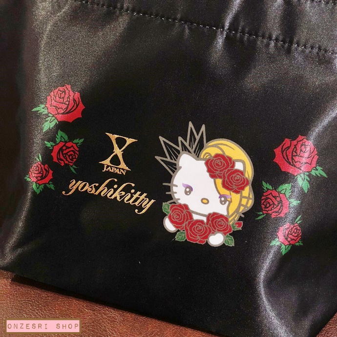 กระเป๋า Yoshikitty Tote Bag (Limited) สีดำ ขนาด 30 x 20 x 10 ซม. วัดไม่รวมหู เป็นแบบผ้าซาตินเงา ๆ (ทำจากโพลีเอสเตอร์) ไม่มีวางขายทั่วไป เป็นแบบต้องลุ้นกับทางหน้าร้าน Sanrio ที่ญี่ปุ่นเท่านั้น