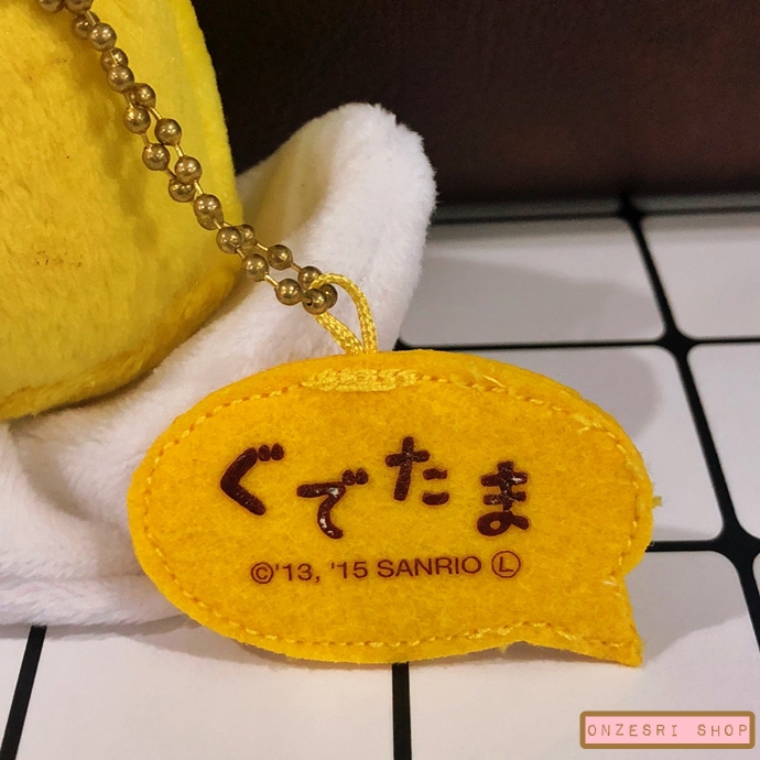 พวงกุญแจ Gudetama (Limited) ตรงตัวสูงประมาณ 10 ซม. (วัดไม่รวมโซ่) แบบพรางตัวเป็นเสือเหลือง ตรงป้ายชื่อที่เป็นสกรีนมีลอกบ้าง