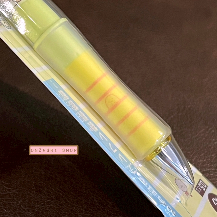 ดินสอกดเขย่าไส้ Dr.Grip ลาย Sumikko Gurashi สลับชุดกันใส่ สีเหลืองลายทาง หัว 0.5 ตรงที่จับเป็นลายน่ารัก