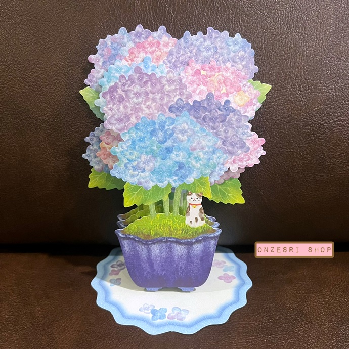 Summer Pop Up Card จาก Hallmark Japan การ์ดเปล่าแบบน้องแมวญี่ปุ่นกับต้นบอนไซไฮเดรนเยีย มีกากเพชร กางตั้งได้ ด้านล่างเขียนได้ มาพร้อมซอง ขนาด 16.8 x 11.4 ซม.