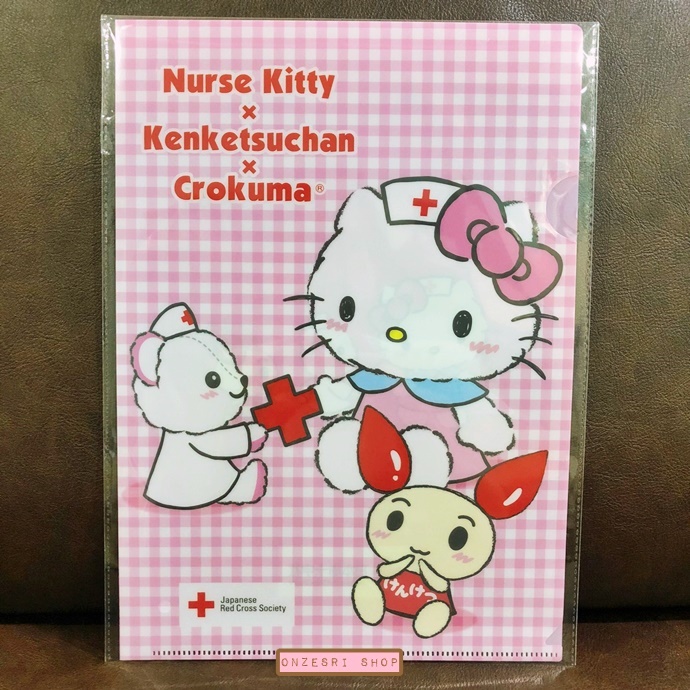 แฟ้ม A4 Hello Kitty x Japanese Red Cross Society (Limited) แบบ Nurse Kitty x Kenketsuchan x CroKuma สีชมพูลายตาราง เป็นของที่ทาง Sanrio Japan ทำร่วมกับสภากาชาดญี่ปุ่น ไม่มีขายทั่วไป