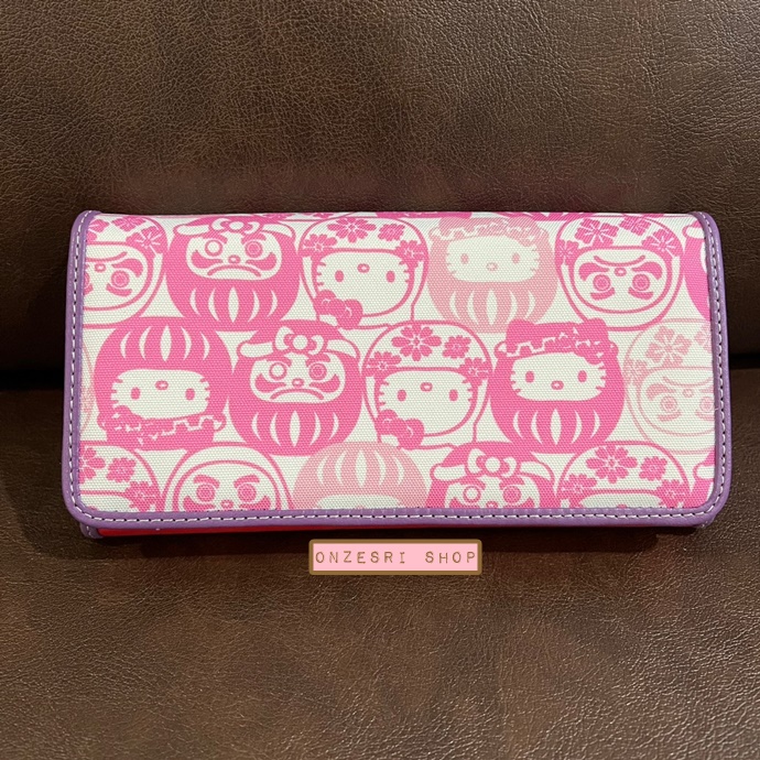 กระเป๋าสตางค์ใบยาว Hello Kitty Daruma (Limited) ทำจากผ้า & หนังเทียม ขนาด 19 x 12 ซม. มีช่องใส่บัตร ช่องซิป มี 2 สีให้เลือก