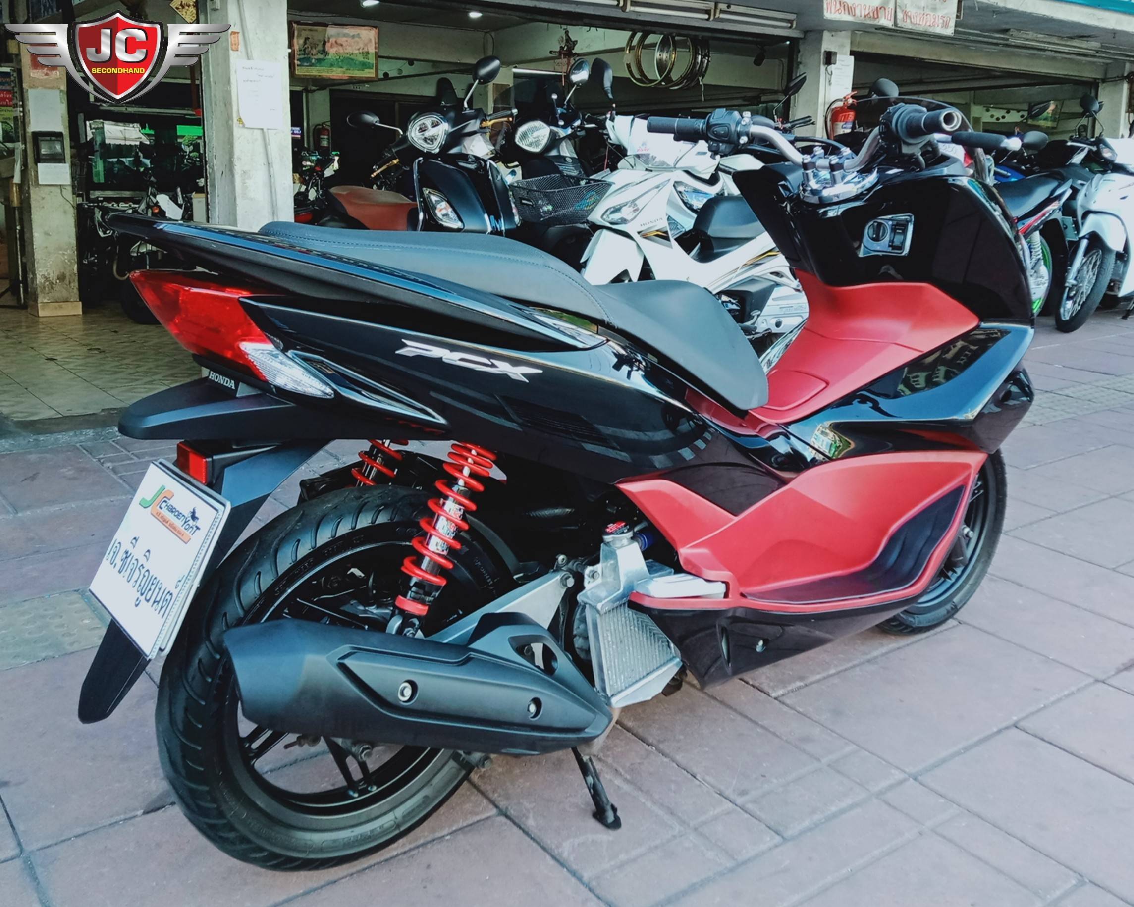 รถโคตรตลาดมาใหม่อีกคัน HONDA PCX150 Smart Key จดทะเบียนปลายปี59 คันนี้แต่งมาให้หมดแล้วไม่ใส่แต่ชักอย่างเดียว บอกเลยขี่สนุก ชุดสีแท้ทั้งคันแทบไม่มีตำหนิ