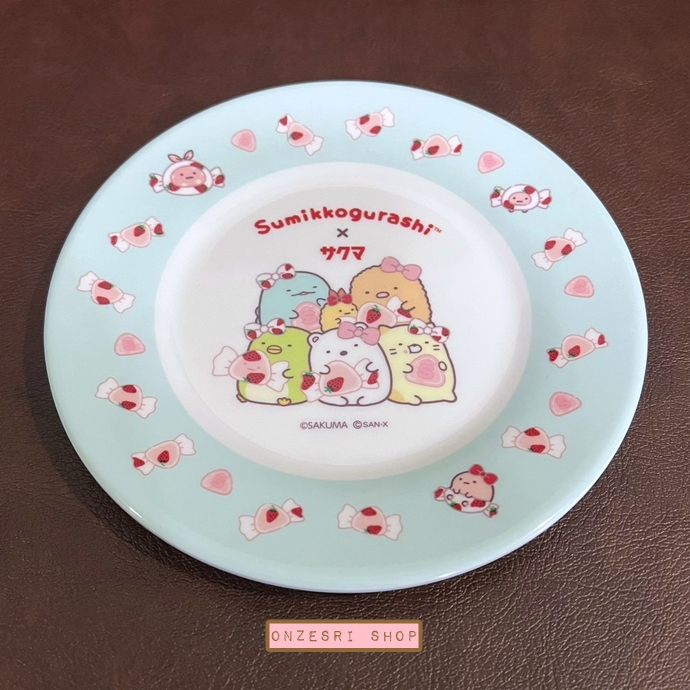 จานเมลามีนใบเล็ก Sumikko Gurashi x Sakuma Strawberry Milk Candy(Limited) ขนาด 15 x 15 ซม. ไม่มีขายทั่วไป เป็นแบบต้องลุ้นกับทางหน้าร้าน San-X ที่ญี่ปุ่นเท่านั้น มี 2 แบบให้เลือก