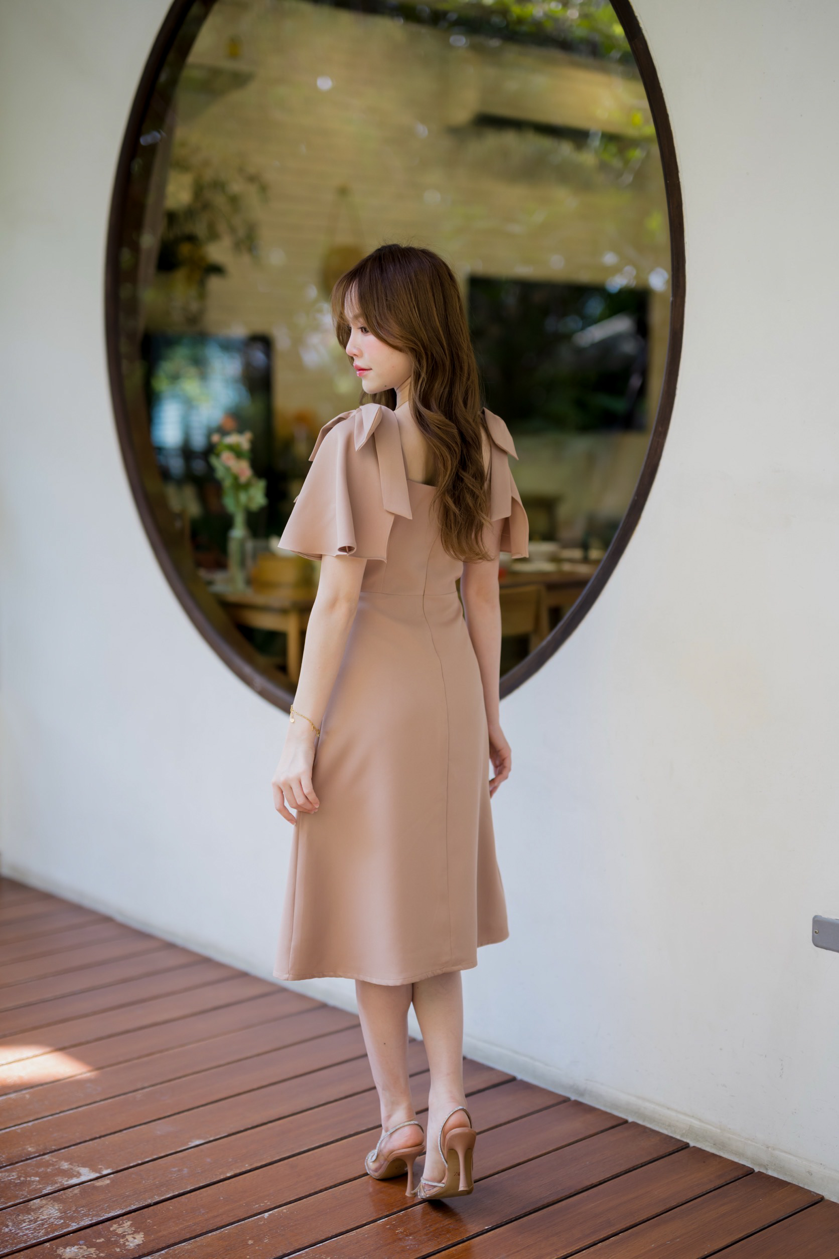 Bellette Bow Shoulder Dress : สีโอวัลติน