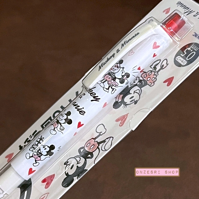 ดินสอกด Kurutoga ลาย Mickey & Minnie Drawing Red Hearts สีขาวดำ หัว 0.5 แบรนด์นี้ขึ้นชื่อด้านมีระบบเหลาไส้เองในตัวดินสอ ทำให้เวลาเขียนเส้นจะคมชัดตลอด