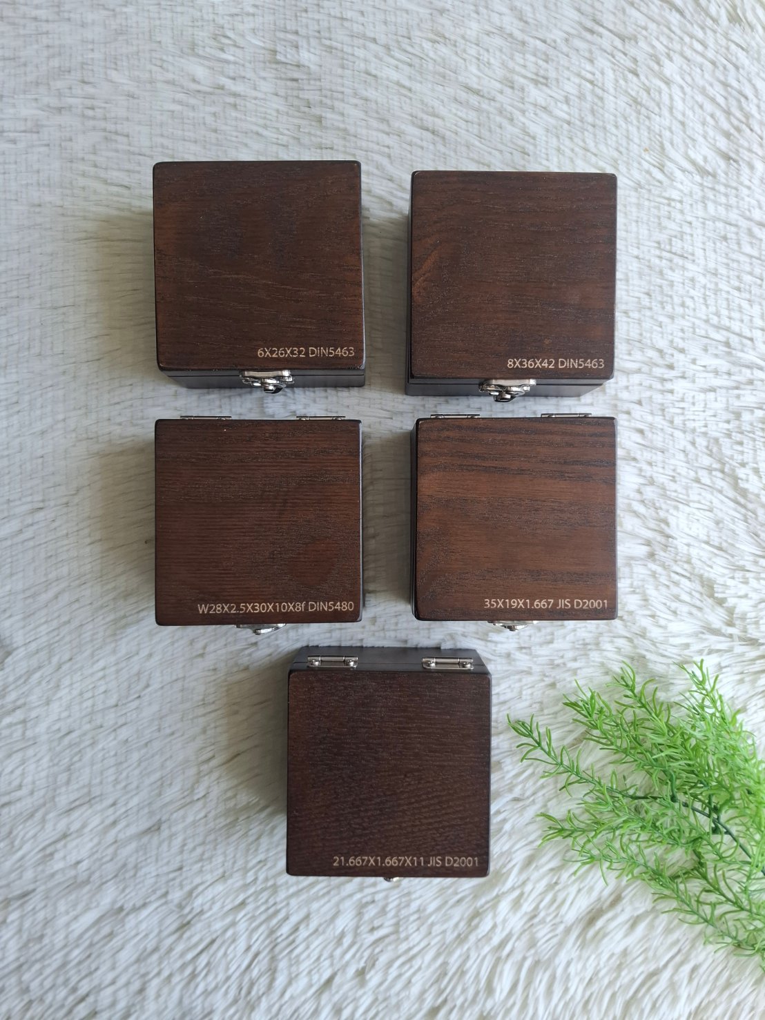 กล่องไม้สนฝาล็อคสัวอลนัท