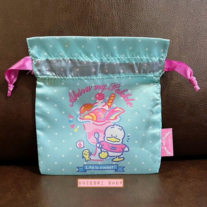 กระเป๋ารูดเชือก Sanrio 80s สีสดใส ลาย Ahiru no Pekkle สีฟ้า เป็นเหมือนผ้าลื่น ๆ ขนาด 15 x 16 ซม.