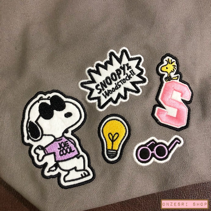 กระเป๋า Snoopy สีเทา ผ้าหนา ด้านนอกปะลายปัก ด้านในมีซับ มีกระดุมแป๊กปิดเปิด ขนาด 34 x 20 x 10 ซม.