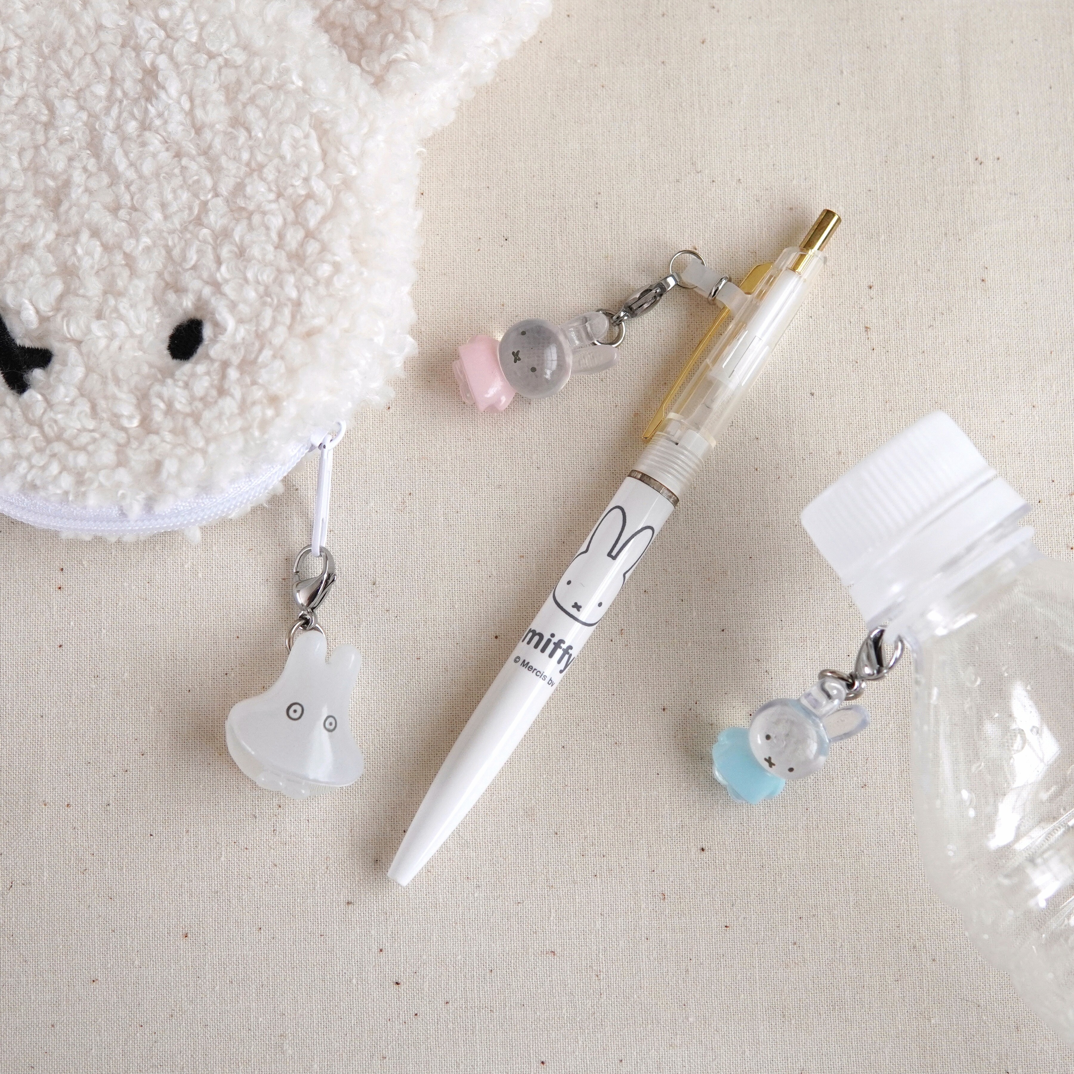 โมเดล Mejirushi Accessories miffy Pastel Color มาพร้อมห่วง & ตะขอ ที่ญี่ปุ่นเอาไว้ห้อยกับสิ่งต่าง ๆ เช่น ร่ม กระเป๋า ฯลฯ ทำเป็นพวงกุญแจได้ เฉพาะตัวสูง 2.5 ซม. มี 10 แบบให้เลือก