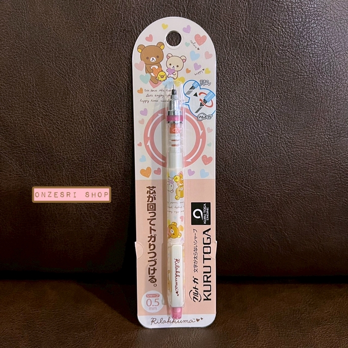 ดินสอกด Kurutoga ลาย Rilakkuma Happy Love ลายหัวใจ หัว 0.5 แบรนด์นี้ขึ้นชื่อด้านมีระบบเหลาไส้เองในตัวดินสอ ทำให้เวลาเขียนเส้นจะคมชัดตลอด