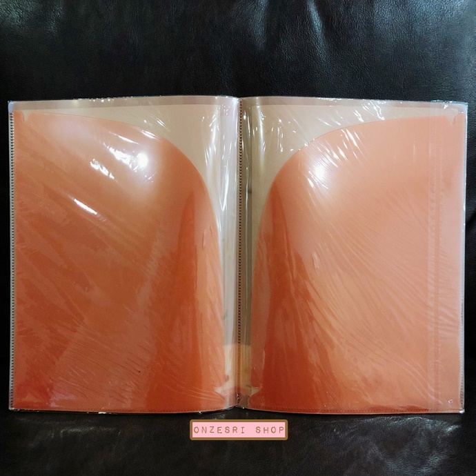 แฟ้ม A4 ลาย Sumikko Gurashi Tempura สีชมพูขาว ด้านในใส่เอกสารได้สองด้านซ้ายขวา เป็นแบบ pocket ใส่ได้ 10 ช่อง