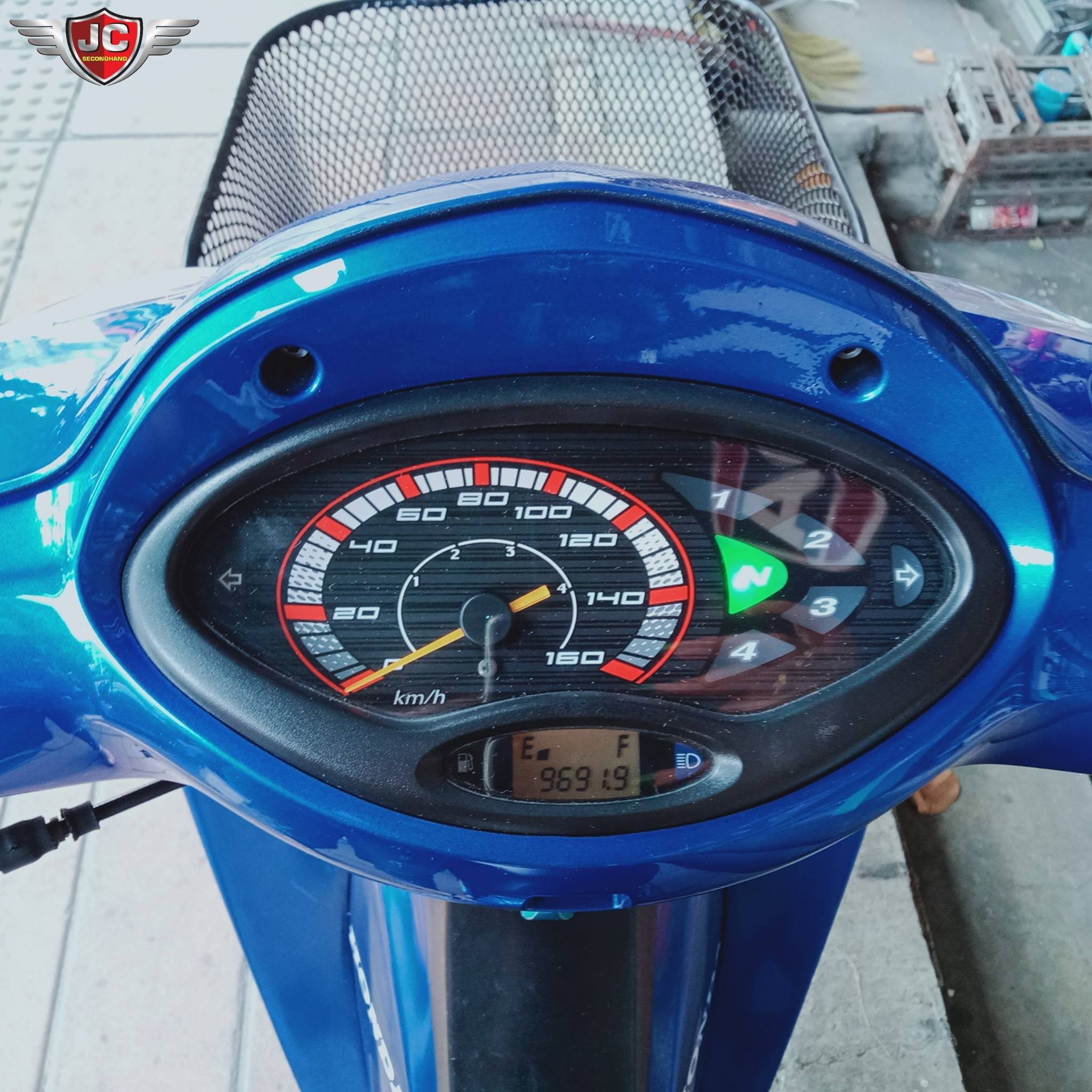 รถบ้านแท้มือเดียว กระแสนิยมสุด รุ่นนี้ที่ถามหากันมากสุดๆ HONDA WAVE 125S จดปลายปี 47 "สตาร์ทมือ+กุญแจใหญ่+ไมล์ดิจิตอล" ตรงตาม Concept สภาพนี้เรียกว่าหายากมากคะ เครื่องดีเดิมจัด เงียบกริ๊บ