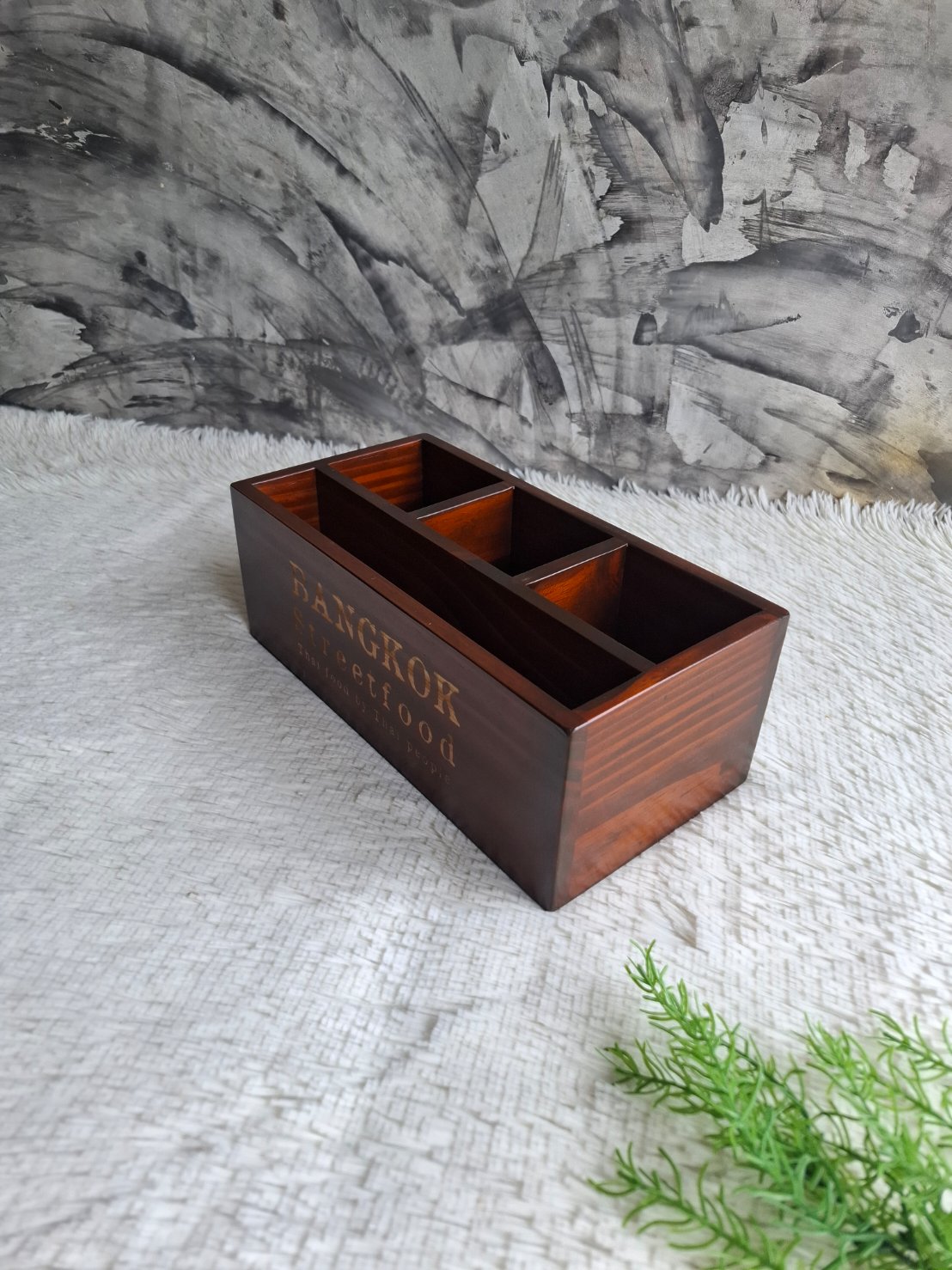 ถาดไม้ใส่ช้อนส้อม