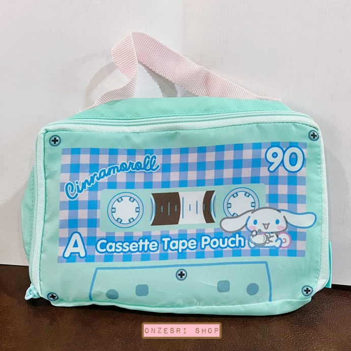 กระเป๋า Sanrio Retro Cassette Tape Pouch ขนาด 18 x 11 x 4.5 ซม. มีหูหิ้ว ทำจากผ้าร่มบาง มี 5 แบบให้เลือก
