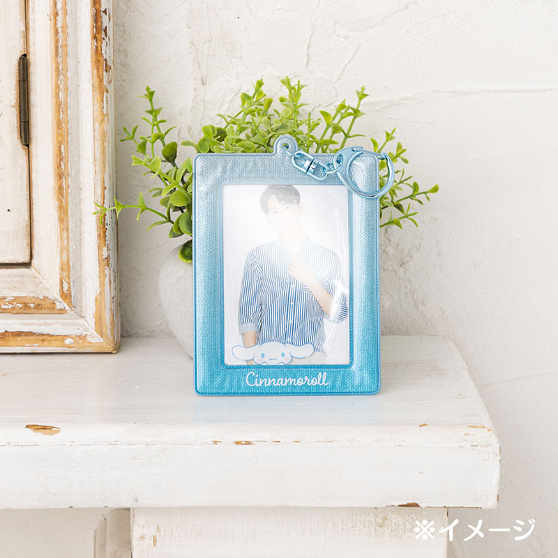 พวงกุญแจเฟรมการ์ด/โพลารอยด์/รูป/บัตร แบบขอบวิ้ง ของแท้จาก Sanrio Japan สายติ่ง สายไอดอล ต้องมี ! ขนาด 9.1 x 0.3 x 12.6 ซม. ทำจาก PVC แบบ Cinnamoroll