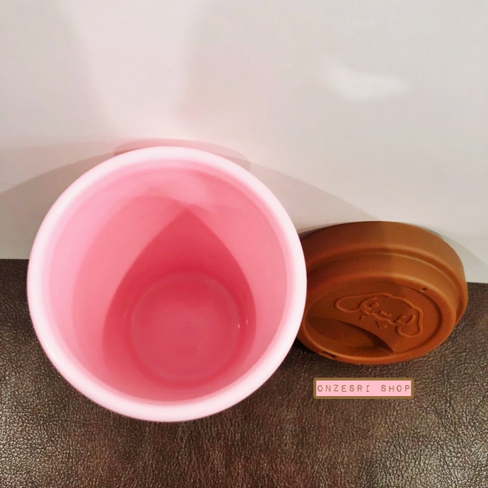 แก้วพลาสติก Cinnamoroll Choco Mint Tumbler สีชมพู ฝาเป็นซิลิโคนสีน้ำตาล ขนาด 14 x 8 ซม. ไม่มีวางขายทั่วไป เป็นแบบต้องลุ้นกับทางหน้าร้าน Sanrio ที่ญี่ปุ่นเท่านั้น