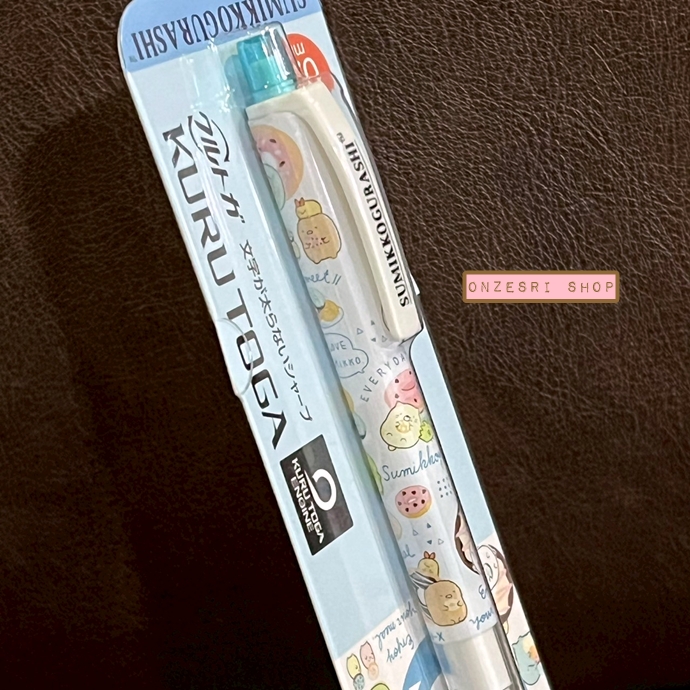 ดินสอกด Kurutoga ลาย Sumikko Gurashi Neko - Donuts สีขาวฟ้า หัว 0.5 แบรนด์นี้ขึ้นชื่อด้านมีระบบเหลาไส้เองในตัวดินสอ ทำให้เวลาเขียนเส้นจะคมชัดตลอด