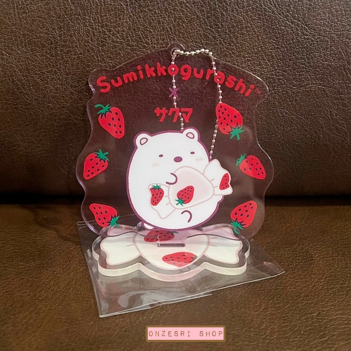 พวงกุญแจอะคริลิค Sumikko Gurashi x Sakuma Strawberry Milk Candy(Limited) แบบ Shiro Kuma มีฐานไว้ตั้งเป็นสแตนดี้ได้ ขนาด 8 x 8 ซม. ไม่มีขายทั่วไป เป็นแบบต้องลุ้นกับทางหน้าร้าน San-X ที่ญี่ปุ่นเท่านั้น
