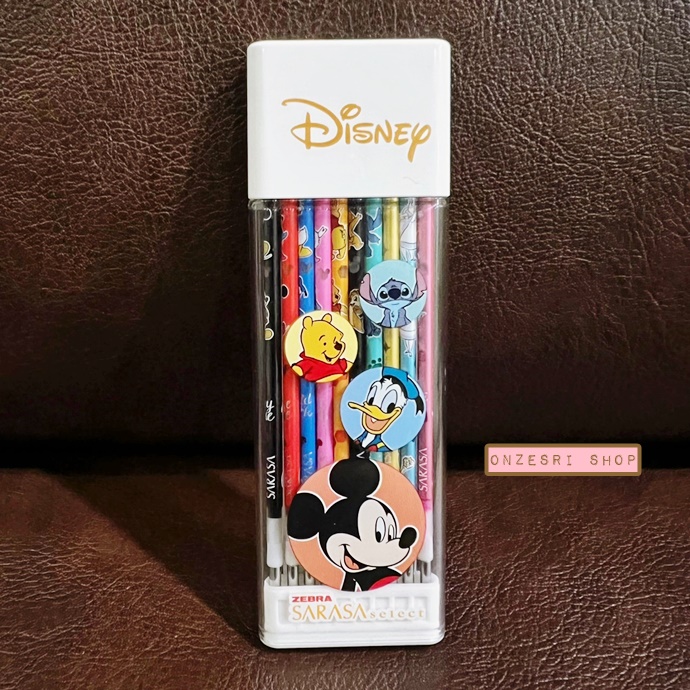Set ไส้ปากกา Zebra Sarasa Select แบบ Limited ลาย Disney ในเซ็ตมี 10 ไส้ เป็นไส้แบบมีลาย บรรจุในกล่อง หัว 0.4 Black, Red, Blue, Pink, Orange, Blue Green หัว 0.5 Gold, Shiny Blue, Shiny Pink
