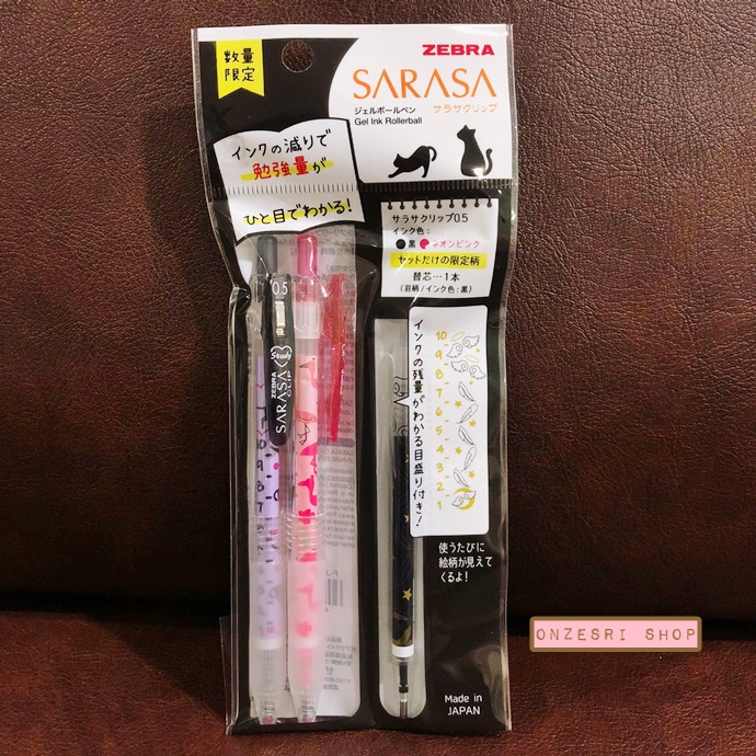 Set ปากกา Zebra Sarasa Clip Lovely Refill Series (Japan Limited) ลายตรงด้ามมีขีดระดับตัวเลขไว้บอกระดับหมึกคงเหลือ แบบห่อสีดำ มีปากกา 2 สี สี Black, Neon Pink หัว 0.5 และหมึกรีฟิลสี Black