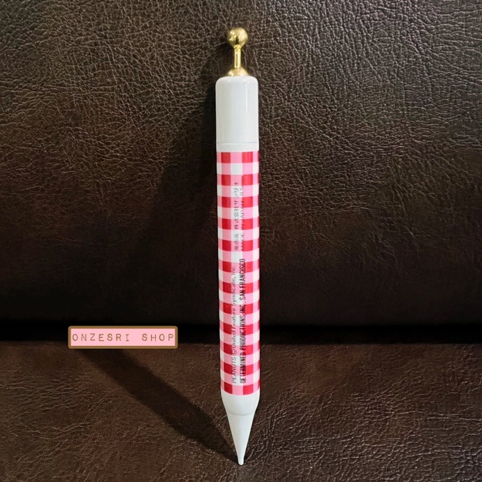 ดินสอกด Snoopy ลายตารางสีแดงขาว ที่กดเป็นสีทอง