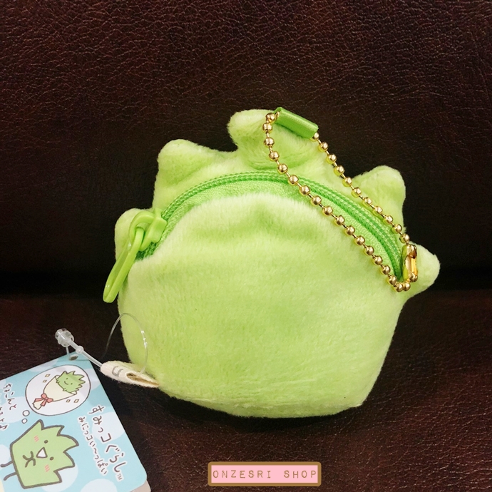 พวงกุญแจ Sumikko Gurashi Minikko Ippai ลายตัววัชพืชน้อย ด้านบนมีช่องซิปเล็ก ๆ ใส่เหรียญได้เล็กน้อย ขนาด 9 x 7.5 x 4 ซม.