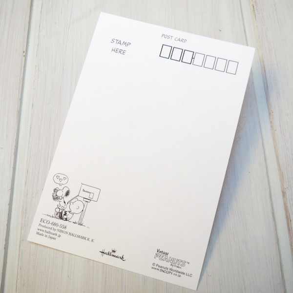Snoopy Postcard from Hallmark Japan ลายนั่งอ่านจดหมายรัก หัวใจสีแดง