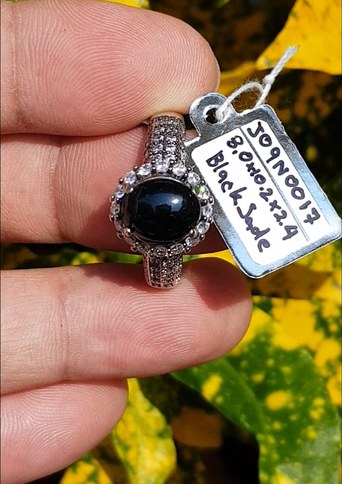 แหวน หยกดำ ส่องเขียว (Black jadeite) 1.59 กะรัต (Cts.) ดิบ