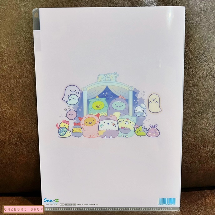 แฟ้ม A4 ลาย Sumikko Gurashi Welcome to the Night Park แยกใส่เอกสารได้ 5 ช่อง ด้านหน้าเป็นรูปตัวการ์ตูนไดคัทใส่เอกสารได้